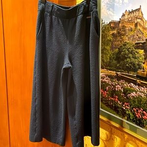 Sweaty Betty crop pants in marine blue.